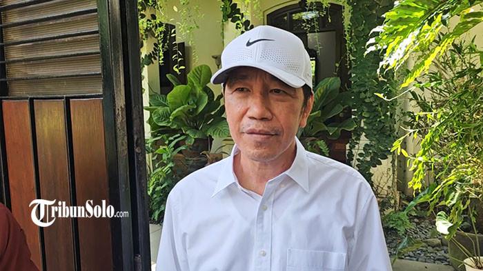 CUMA ORANG KAMPUNG - Presiden ke-7 RI Jokowi saat ditemui di kediamannya, Sumber, Banjarsari, Solo, Senin (20/4/2026). Jokowi menanggapi pernyataan Wakil Presiden ke-10 dan ke-12 RI Jusuf Kalla yang menyebut memiliki peran kunci dalam menjadikan dirinya sebagai presiden. 