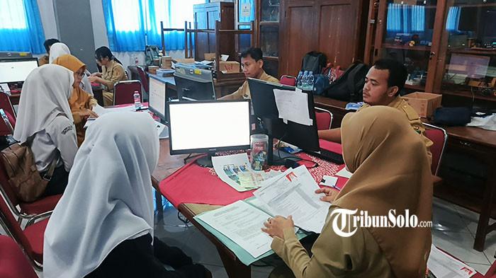 Calon murid SMK dan SMA saat mengantri verifikasi SPMB 2026 di SMA Negeri 1 Ngemplak
