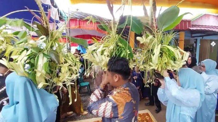 ELEMEN PERNIKAHAN - Cantrik membawa kembar mayang pada prosesi mantenan atau pernikahan adat Jawa di Desa Tambanlupak, Kabupaten Kapuas, Kalimantan Tengah, beberapa waktu lalu. Inilah sejarah kembar mayang Surakarta yang jadi warisan budaya takbenda.