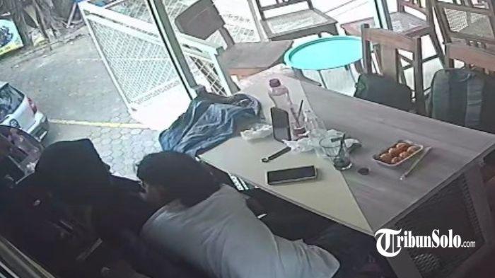 TAK SOPAN - Capture kamera CCTV rumah makan dimsum di kawasan Jalan Veteran, Tipes, Kota Surakarta, viral di media sosial. Sebuah video viral remaja melakukan tindakan asusila di rumah makan dimsum Solo menghebohkan media sosial, Kamis (2/4/2026) siang.