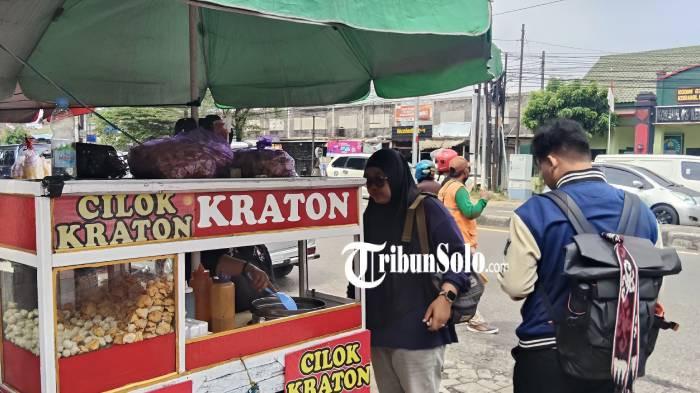 BERKAH LEBARAN. Lapak Dagang Bakso Cilok Ayam Wulandari, di depan Indomaret Exit Tol Karanganyar, Rabu (25/3/2026). Dagangannya laris diburu pemudik.