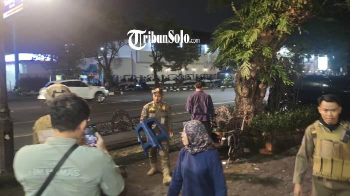 ANGKUT KURSI. Petugas mengangkut paksa kursi yang ditempatkan di citywalk tak sesuai ketentuan di Jalan Slamet Riyadi. Ini karena melebihi batas.