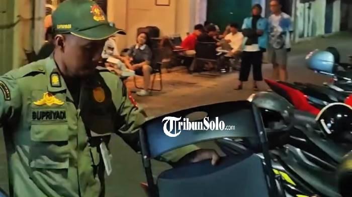 ANGKUT KURSI. Petugas mengangkut paksa kursi yang ditempatkan di citywalk tak sesuai ketentuan di Jalan Slamet Riyadi. Ini karena melebihi batas.