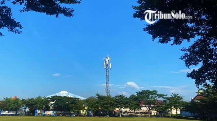 CERAH. Penampakan langit di kawasan Baturan, Colomadu pada Kamis (12/3/2026). Karanganyar diprediksi cerah dan hujan ringan sebagian.