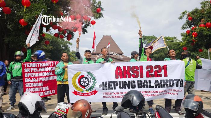 DEMO DI BALAIKOTA - Para pengemudi ojek online (ojol) roda dua menggelar aksi di Balai Kota Solo, Kamis (22/1/2016) menuntut sanksi tegas agar Bajaj Maxride tidak beroperasi lagi. Ketua Umum Garda Soloraya Ramadhan Bambang Wijanarko mengeluhkan pendapatan para pengemudi ojek online (ojol) roda dua menurun drastis semenjak Bajaj Maxride beroperasi di Kota Solo.