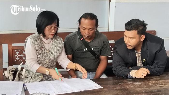 DESAK PELAKU DITAHAN - Maryono (tengah), ayah dari siswa SMPN 2 Sumberlawang Sragen yang tewas di sekolah tengah berbincang dengan kuasa hukumnya di Mapolres Sragen, Senin (13/4/2026). Keluarga korban mendatangi Mapolres Sragen dan mendesak agar pelaku anak ditahan. 
