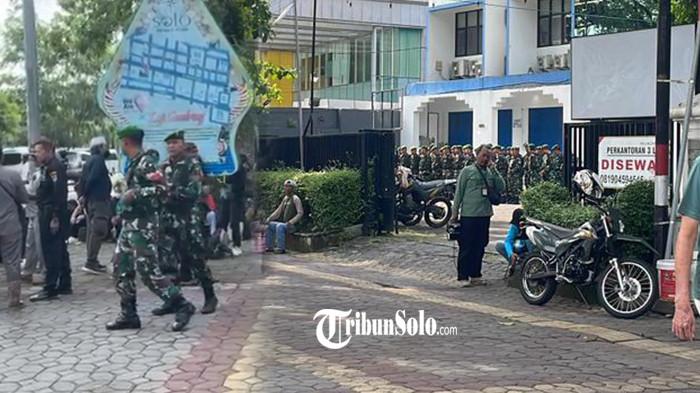 TNI-Polri Jaga Ketat Loji Gandrung, Kawal Transit Jenazah Raja Keraton Solo PB XIII Menuju Imogiri
