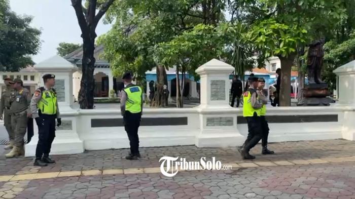 DIJAGA KETAT - Area rumah dinas Wali Kota Surakarta, Loji Gandrung dijaga ketat oleh aparat gabungan dari Polri, TNI, Rabu (5/11/2025). Penjagaan ini lantaran Loji Gandrung menjadi tempat transit jenazah Sinuhun Pakubuwono (PB) XIII sebelum diberangkatkan menuju makam raja-raja di Imogiri, Daerah Istimewa Yogyakarta (DIY), Rabu (5/11/2025).