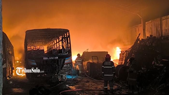 DILALAP API - Gudang rosok di Desa Tlogorandu, Kecamatan Juwiring, Kabupaten Klaten, mengalami kebakaran, Rabu (25/2/2026). Kebakaran itu juga membuat dua bus yang berada di dalam gudang dilalap api. 