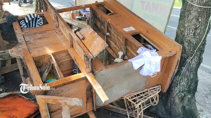 DITABRAK MOBIL - Gerobak warung hik Mbok Rembeng yang ditabrak mobil Daihatsu Ayla bernomor polisi D 1547 ABP di Jalan Adi Sucipto, Desa Blulukan, Kecamatan Colomadu, Kabupaten Karanganyar, Rabu (25/2/2026). Akibat kejadian itu, dua orang harus dilarikan ke rumah sakit setelah tersiram minyak goreng panas di hik tersebut.