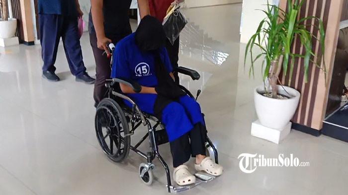 DIVONIS BERSALAH - Terdakwa kasus pembuangan bayi di depan indekos kawasan Jebres Kota Solo pasca sidang putusan yang digelar pada Rabu (13/5/2026). Terdakwa berinisial SAH itu divonis 2 tahun penjara setelah terbukti bersalah melakukan tindak pidana seorang ibu yang membuang atau meninggalkan anaknya tidak lama setelah dilahirkan hingga mengakibatkan kematian..