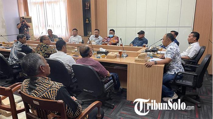 RAPAT DENGAR PENDAPAT. Dewan Perwakilan Rakyat Daerah (DPRD) Kabupaten Sukoharjo melalui Komisi I Bidang Pemerintahan menggelar hearing atau rapat dengar pendapat umum di ruang rapat Komisi I DPRD Sukoharjo, Kamis (16/10/2025).