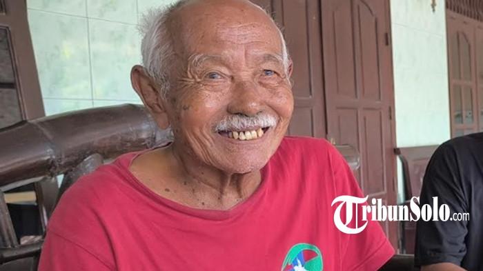 CALON JEMAAH - Dalimin (94) asal Desa Kupang, Kecamatan Karangdowo, Klaten, saat ditemui Kamis (16/4/2026). Ia menjadi calon jamaah haji 2026 dengan usia tertua di Klaten.