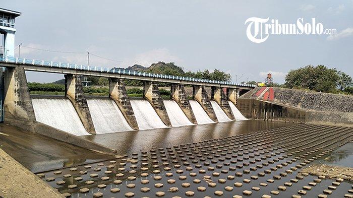 GAGAH. Potret Dam Colo, Nguter, Sukoharjo, Senin (11/9/2023) Lalu. Sekali setahun pintu air dam ini ditutup dan menjadi rebutan warga untuk mencari ikan.