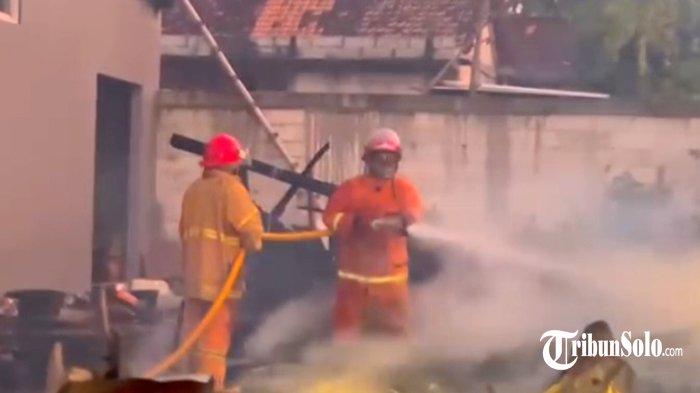 Nenek Karmi Sampai Ditarik Warga, Rumahnya di Sragen Jateng Terbakar, usai Ditinggal Mencari Cucu