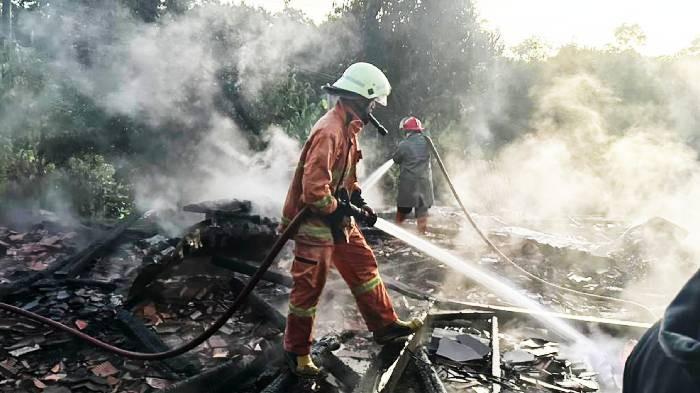 PEMADAMAN. Proses pemadaman rumah di Desa Gading, Kecamatan Tanon, Kabupaten Sragen oleh Petugas Damkar Sragen, Rabu (17/12/2025).