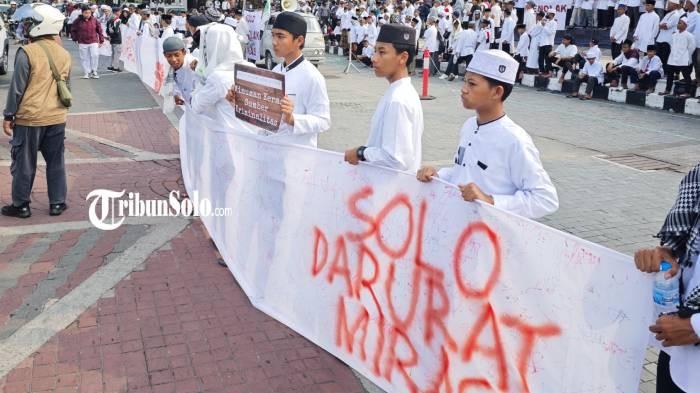 TOLAK MIRAS. Ratusan warga menggelar aksi di depan Balai Kota Solo, Rabu (20/5/2026). Mereka menuntut outlet miras yang saat ini beroperasi ditutup untuk menghentikan peredaran minuman beralkohol atau minuman keras (miras).