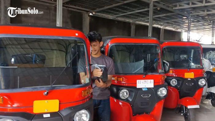 BEROPERASI LAGI - Deretan armada layanan angkutan umum berbasis kendaraan roda tiga atau Bajaj Maxride, di kantornya, Sabtu (22/11/2025). Layanan ini bakal kembali beroperasi di Kota Solo setelah vakum hampir satu bulan. 