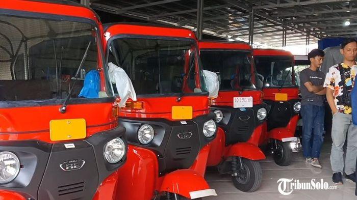 BEROPERASI LAGI - Deretan armada layanan angkutan umum berbasis kendaraan roda tiga atau Bajaj Maxride, di kantornya, Sabtu (22/11/2025). Layanan ini bakal kembali beroperasi di Kota Solo setelah vakum hampir satu bulan. 