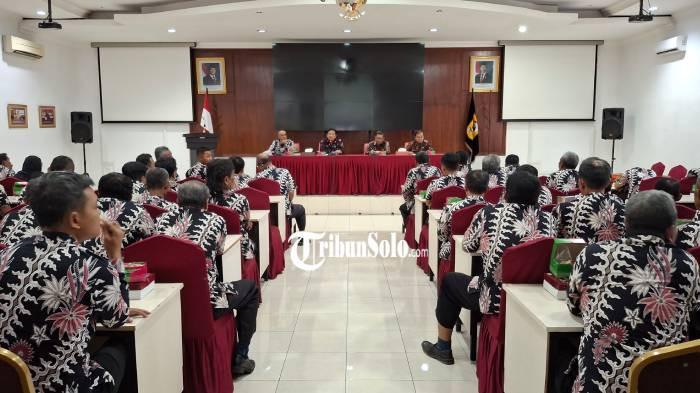 DESAKAN COPOT CAMAT. Rapat Koordinasi Pemkab Wonogiri bersama perangkat desa se Kecamatan Selogiri, Jumat (5/6/2026). Mereka meminta Camat Selogiri dicopot.