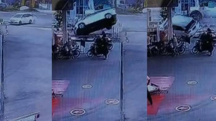 TANGKAPAN LAYAR. Mobil Honda Mobilio berplatnomor AE-1435-JT menabrak motor Honda Beat dengan nopol AD-4557-AWE di SPBU Pertamina Bener, Kabupaten Sragen, Senin (2/3/2026). Total 6 orang terluka.