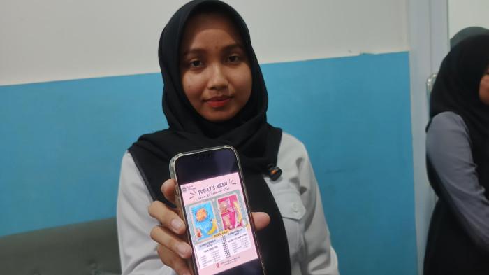 TAK SEBANDING - Dewi Ritaningsih dari LSM Lembaga Pengembangan Anak Indonesia saat menunjukkan foto menu MBG untuk PAUD binaannya dari dapur SPPG Gagaksipat, Kecamatan Ngemplak, Boyolali, melalui gawainya, Senin (24/2/2026). Ia menilai paket makanan berupa roti, sosis, dan pisang tidak sebanding dengan anggaran Rp 8 ribu per porsi.