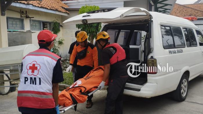 DITEMUKAN. Proses evakuasi seorang pemancing yang tenggelam di Waduk Kembangan, Desa Mojorejo, Kecamatan Karangmalang, Kabupaten Sragen, Selasa (11/11/2025).