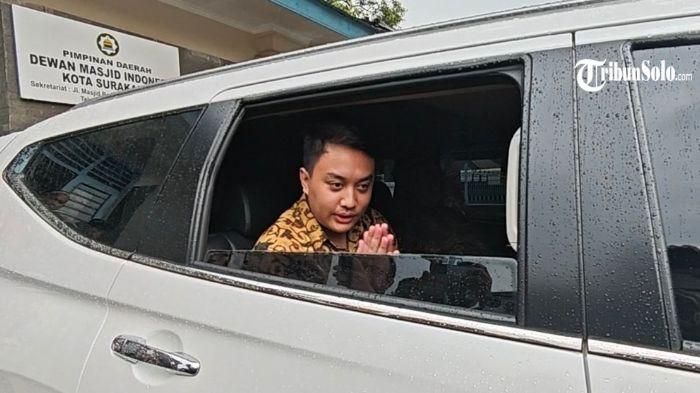 Dua raja Keraton Kasunanan Surakarta, Pakubuwono XIV Hangabehi dan Pakubuwono XIV Purbaya