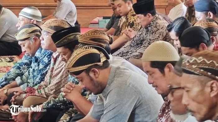 JUMATAN - Dua raja Keraton Kasunanan Surakarta, Pakubuwono XIV Hangabehi dan Pakubuwono XIV Purbaya, menunaikan salat Jumat di Masjid Agung Keraton Kasunanan Surakarta, Jumat (21/11/2025). Pakubuwono XIV Hangabehi berjalan kaki dari keraton menuju masjid. Sementara itu, Pakubuwono XIV Purbaya datang dengan mobil Pajero putih hingga ke depan masjid.