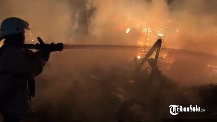 TERBAKAR - Dua rumah milik warga Desa Pengkol, Kecamatan Tanon, Kabupaten Sragen, ludes terbakar pada Selasa (25/11/2025) sekitar pukul 22.32 WIB. Bangunan yang terbakar adalah rumah milik Tugi (55) dan Sumarli (42).