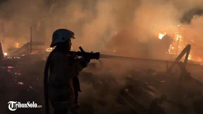 TERBAKAR - Dua rumah milik warga Desa Pengkol, Kecamatan Tanon, Kabupaten Sragen, ludes terbakar pada Selasa (25/11/2025) sekitar pukul 22.32 WIB. Bangunan yang terbakar adalah rumah milik Tugi (55) dan Sumarli (42).