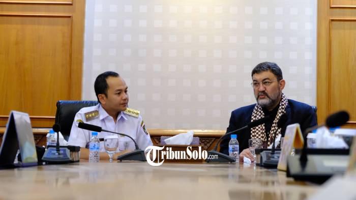 BERDIALOG. Dubes Iran untuk Indonesia H.E. Mr. Mohammad Boroujerdi mengunjungi Wali Kota Solo Respati Ardi di kantornya, Rabu (1/4/2026). Kedatangannya untuk berkampanye gerakan menolak perang.