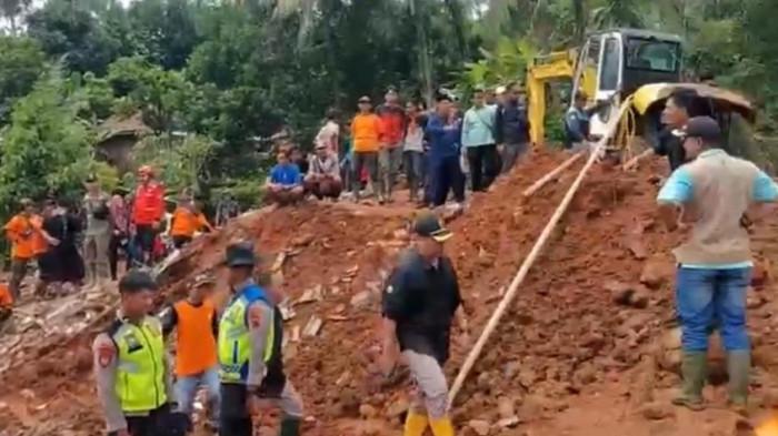 Bencana tanah longsor di Dusun Tarukan dan Dusun Cibuyut, Desa Cibeunying, Kecamatan Majenang, Kabupaten Cilacap, yang menyebabkan korban jiwa dan hilangnya puluhan warga menjadi duka seluruh masyarakat Jawa Tengah.