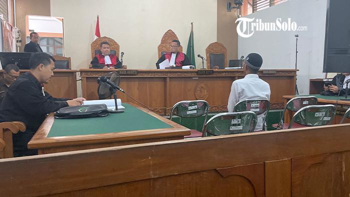 EKSEPSI TERDAKWA DITOLAK - Sidang perkara kecelakaan maut antara Kereta Api Batara Kresna dan mobil Daihatsu Sigra di perlintasan rel tanpa palang pintu Kelurahan Gayam, Kecamatan/Kabupaten Sukoharjo, kembali digelar di Pengadilan Negeri Sukoharjo pada Rabu (3/12/2025). Dalam sidang tersebut, majelis hakim membacakan putusan sela yang pada intinya menolak seluruh eksepsi atau keberatan yang diajukan terdakwa maupun kuasa hukumnya.