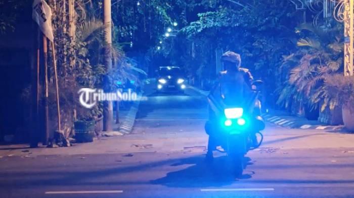 RUMAH SUMBER. Mobil keluar dari kediaman Sumber, Banjarsari, Solo, Kamis (8/1/2026). Dikabarkan Tersangka Pencemaran Nama Baik Eggi Sudjana menemui Mantan Presiden Jokowi.