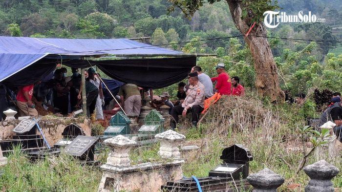 JANGGAL - Ekshumasi makam santri salah satu ponpes di Kecamatan Bulukerto, Wonogiri, DRP (9) yang meninggal dunia dengan kondisi janggal, Selasa (17/2/2026). Pihak kepolisian menerima informasi dari warga mengenai kejanggalan kematian DRP