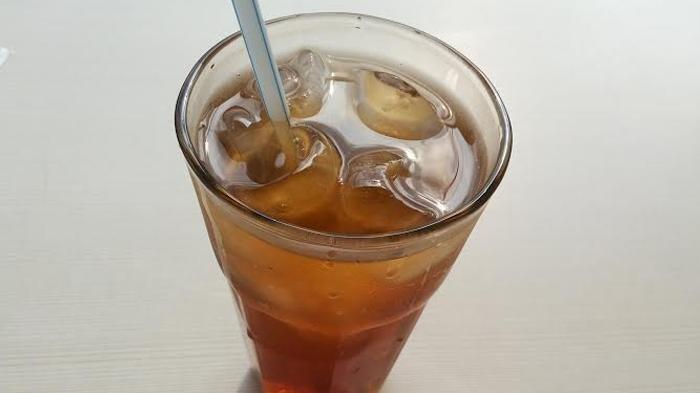 KULINER LEGENDARIS - Es teh manis yang segar untuk pelepas dahaga di tengah cuaca panas beberapa waktu lalu. Begini sejarah teh kampul, minuman khas Solo, Jawa Tengah.