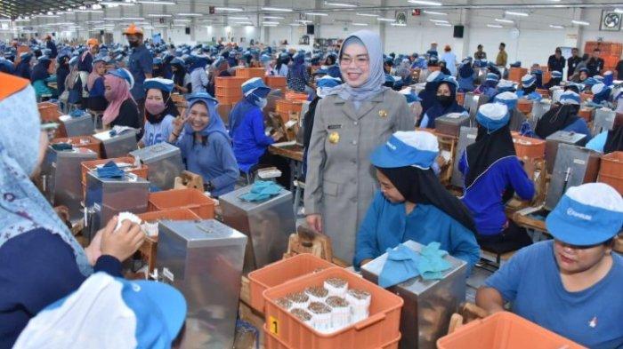 Bupati Etik Sidak 2 Perusahaan Besar Jelang Lebaran, Pastikan Buruh Terima THR Tanpa Terutang /Cicil
