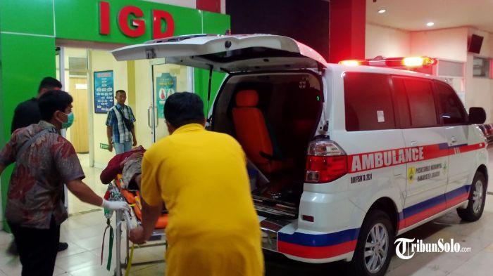 Evakuasi kecelakaan libatkan truk dan sepeda motor di Desa Kebonromo, Kecamatan Ngrampal 2