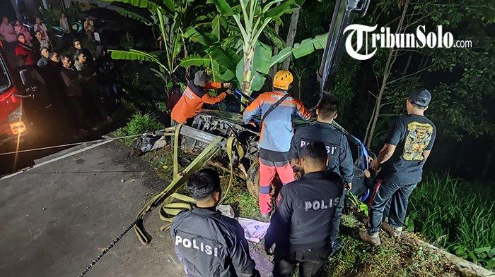 Mobil Grand Livina Terperosok ke Jurang 27 Meter di Tawangmangu Karanganyar, Kerugian Rp 60 Juta