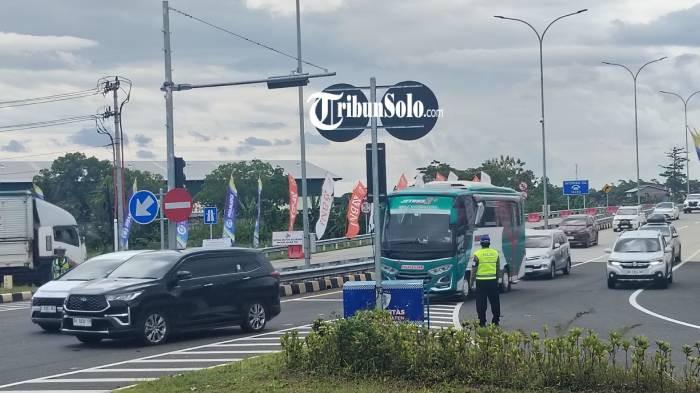 MUDIK LEBARAN. Lajur keluar exit tol Prambanan menuju arah Candi Prambanan, DIY padat kendaraan pribadi dan roda empat, Minggu (22/3/2026) siang.