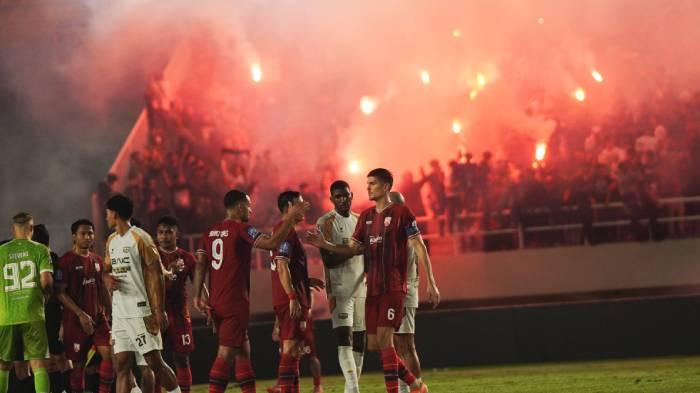 BERSALAMAN - Pesepak bola Persis Solo, Luka Dumancic (kanan) bersalaman dengan rekannya Bruno Gomes (tengah) setelah pertandingan melawan Dewa United lanjutan Super League pekan di Stadion Manahan, Solo, Sabtu (16/5/2026) malam. Persis Solo meraih kemenangan krusial atas Dewa United untuk keluar dari zona degradasi musim 2025/2026 berkat gol Luka Dumancic (75). TRIBUNNEWS/Muhammad Nursina