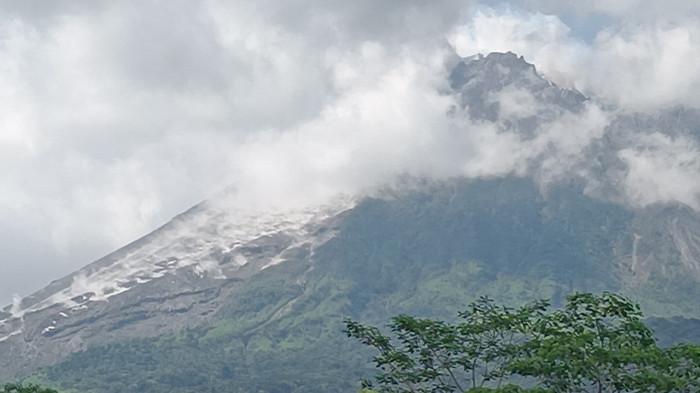 AWAN PANAS GUGURAN - Ilustrasi erupsi Gunung Merapi. Gunung Merapi kembali menunjukkan aktivitas erupsi yang signifikan pada Minggu (9/11/2025) sore, dengan tiga kali awan panas guguran dalam rentang waktu kurang dari satu jam.
