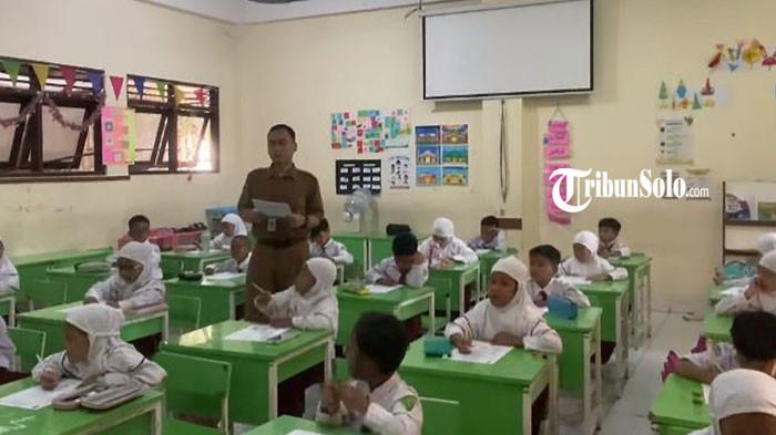GURU - Ilustrasi guru honorer, belum lama ini. Dinas Pendidikan (Disdik) Kota Solo menghadapi ancaman kekurangan tenaga pengajar jika pemerintah pusat resmi melarang guru honorer mengajar di sekolah negeri.