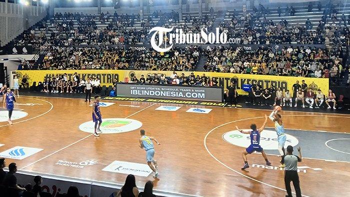 Lawan Tim Unggulan IBL, Taktik Bertahan Kesatria Bengawan Solo Bawa Kemenangan Ketiga di Kandang