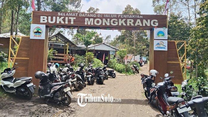 GAPURA BUKIT MONGKRANG - Gapura basecamp pendakian Bukit Mongkrang, Kecamatan Tawangmangu, Kabupaten Karanganyar, Jawa Tengah, beberapa waktu lalu. Setelah pencarian intensif selama hampir dua minggu, pendaki yang hilang di Mongkrang, Yazid Ahmad Firdaus dikabarkan ditemukan dalam kondisi meninggal dunia pada Selasa (10/2/2026).