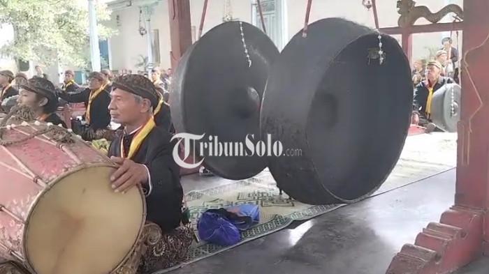 SAKRAL. Suasana jelang pemakaman Raja Solo PB XIII pada Rabu (5/11/2025). Gending Monggangan yang merupakan salah satu Gending sakral yang diciptakan sejak masa kerajaan Jenggala yang merupakan pecahan dari kerajaan Singosari.