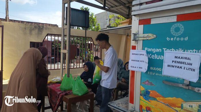 PANGAN MURAH - Gerakan Pangan Murah di Kecamatan Gondangrejo, Kabupaten Karanganyar, Jum'at (20/2/2026). Uupaya ini dilakukan secara kerjasama lintas sektor agar masyarakat bisa memperoleh kebutuhan pokok dengan harga wajar.