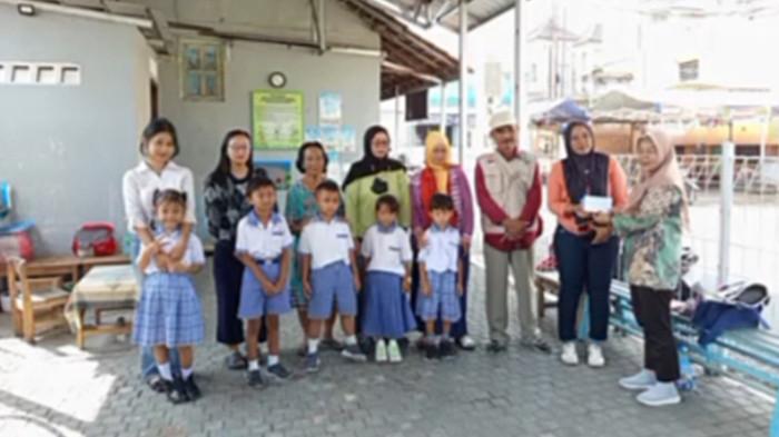 GERAKAN SOSIAL. Warga Kampung Rejosari RW XIII, Kelurahan Gilingan, Kecamatan Banjarsari mengadakan gerakan sosial bagi masyarakat di dekat sisi Timur Masjid Raya Seikh Zayed Solo.