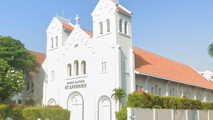 TEMPAT IBADAH - Gereja Katolik Santo Antonius Purbayan berlokasi di Jalan Arifin No. 1, Kampung Baru, Kecamatan Pasar Kliwon, Kota Surakarta (Solo), Jawa Tengah. Gereja ini merupakan gereja Katolik pertama di Solo dan menjadi salah satu bangunan cagar budaya bersejarah di pusat kota.